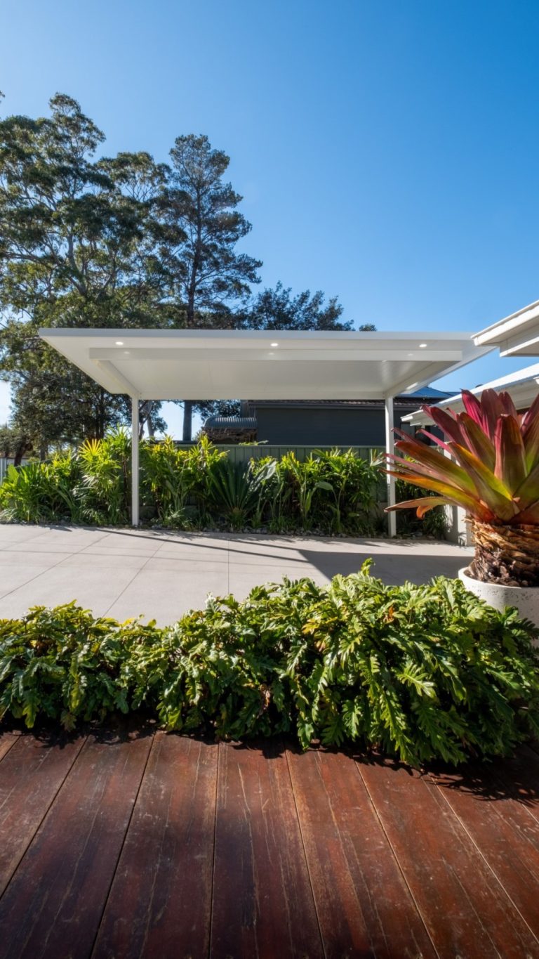 Luxe Cantilever pergola over a hardwood deck