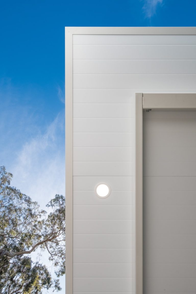 Close-up of a Luxe Cantilever pergola roof edge