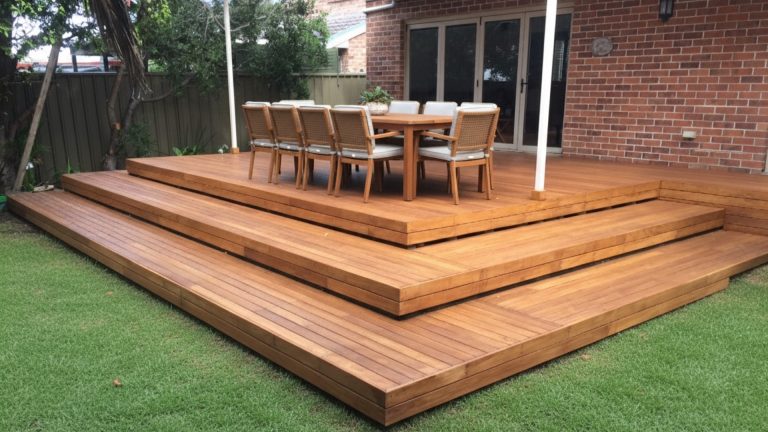 Stepped hardwood deck with outdoor dining in Sutherland